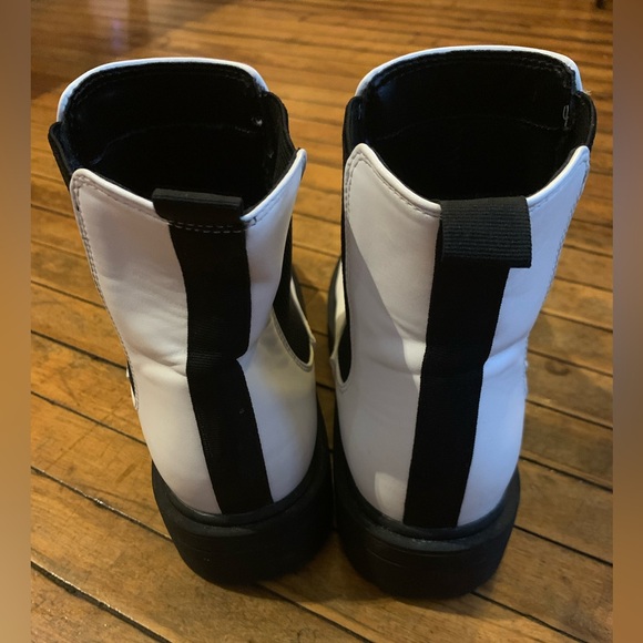 Soda Chelsea Boots White and Black Chunky Lug Sole Low Heel - Picture 2 of 6